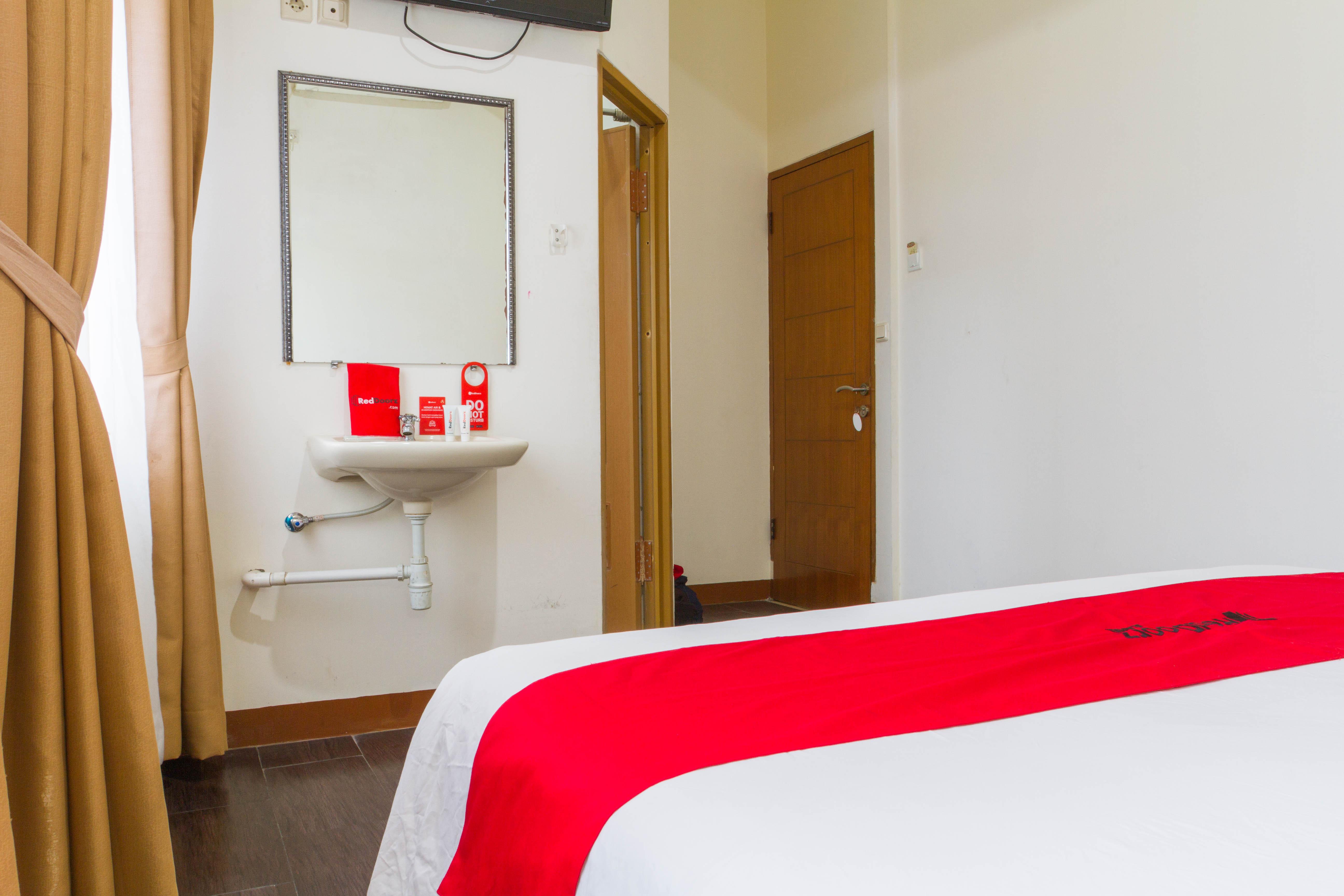 RedDoorz Plus @ Surapati 2 Bandung Bagian luar foto