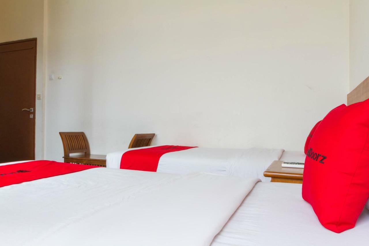 RedDoorz Plus @ Surapati 2 Bandung Bagian luar foto