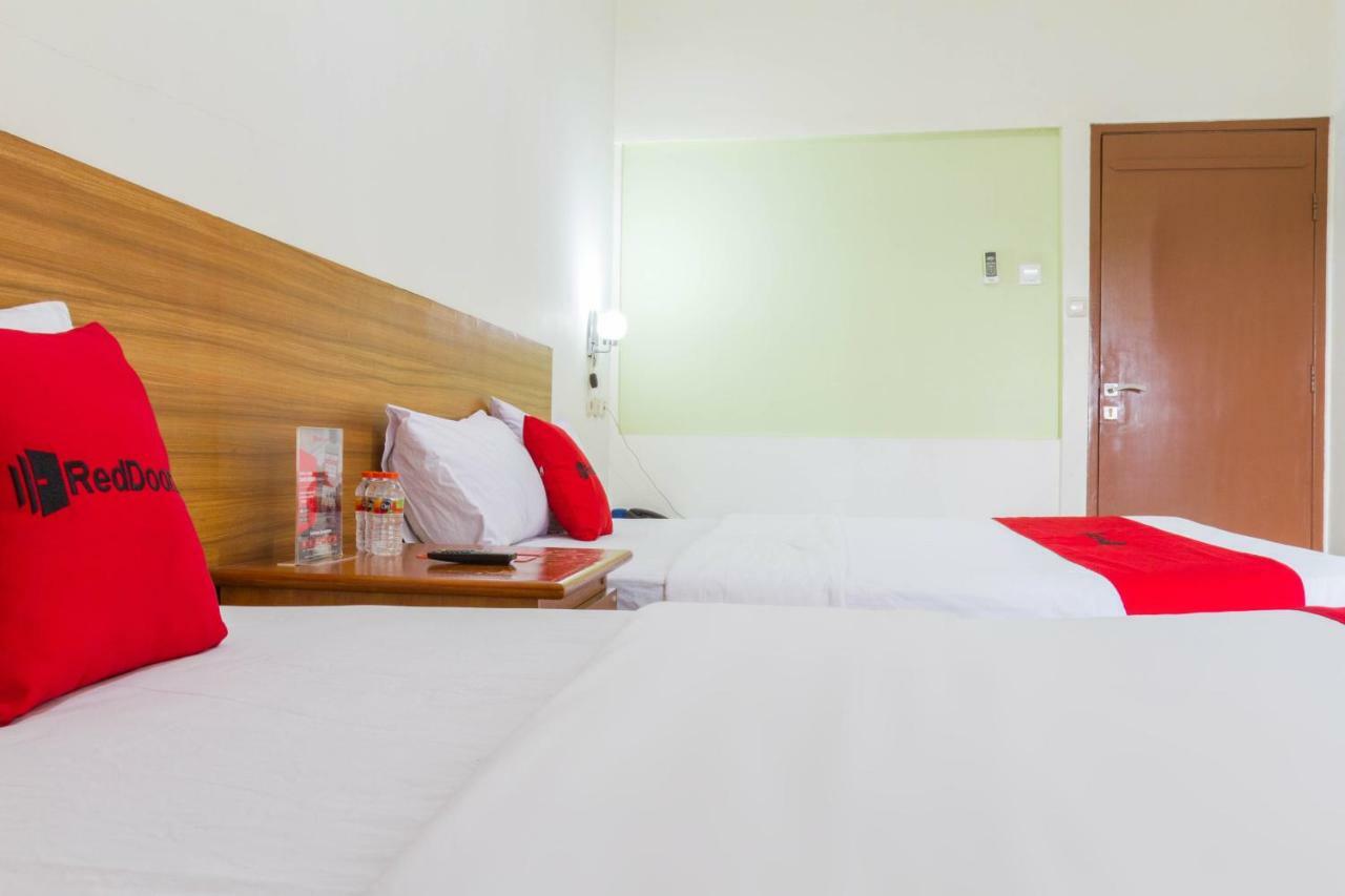 RedDoorz Plus @ Surapati 2 Bandung Bagian luar foto