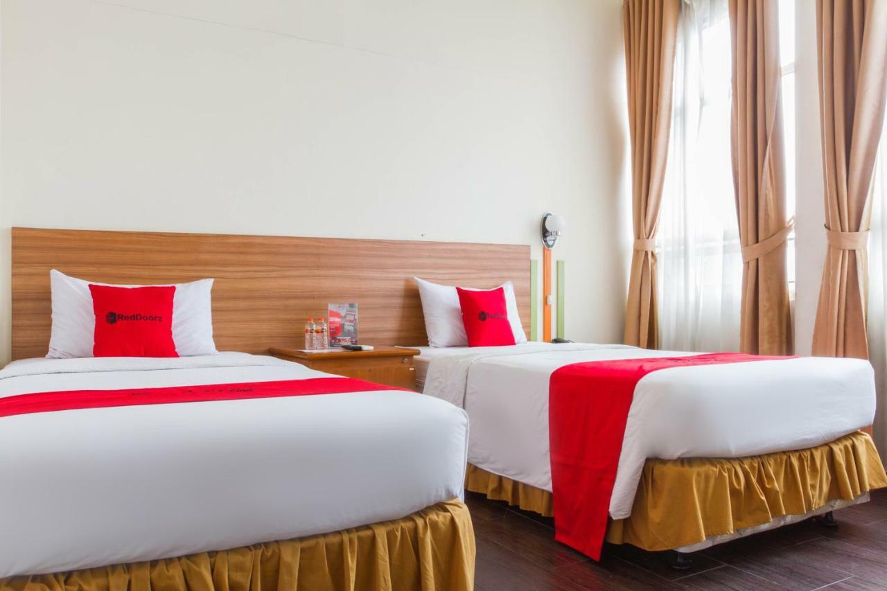 RedDoorz Plus @ Surapati 2 Bandung Bagian luar foto