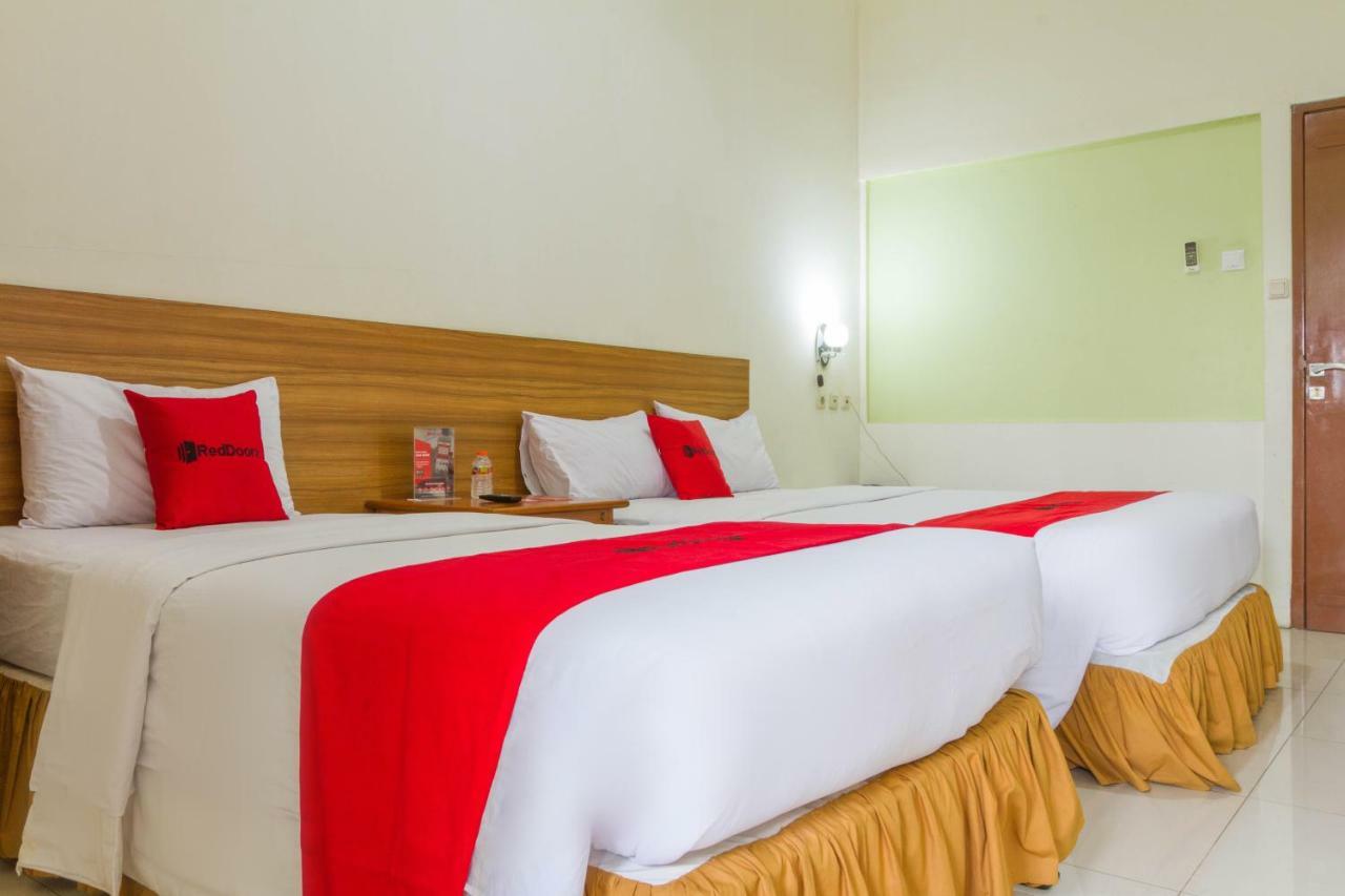 RedDoorz Plus @ Surapati 2 Bandung Bagian luar foto