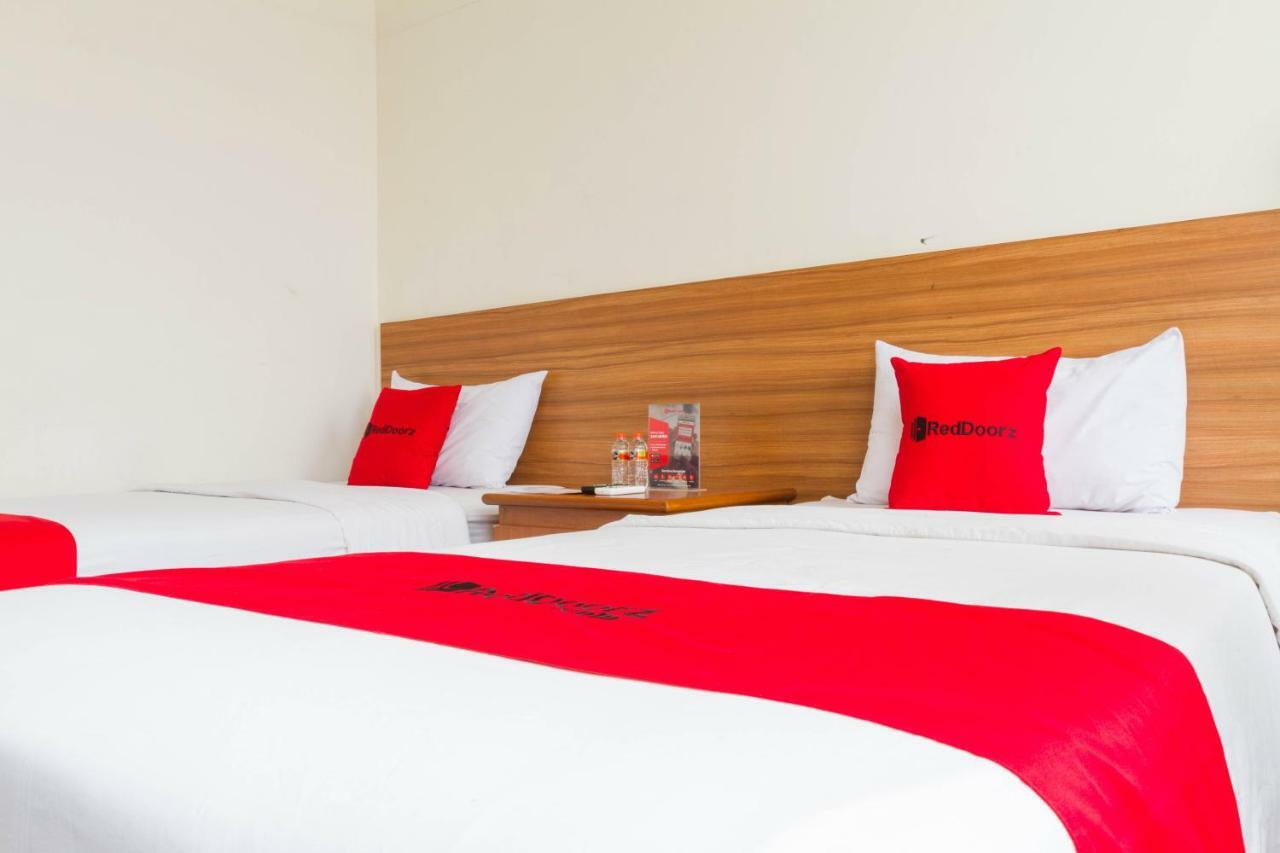 RedDoorz Plus @ Surapati 2 Bandung Bagian luar foto